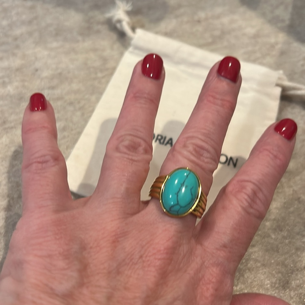 NEW Victoria Emerson Statement Ring Size 9 faux turquoise gold tone - Picture 6 of 7